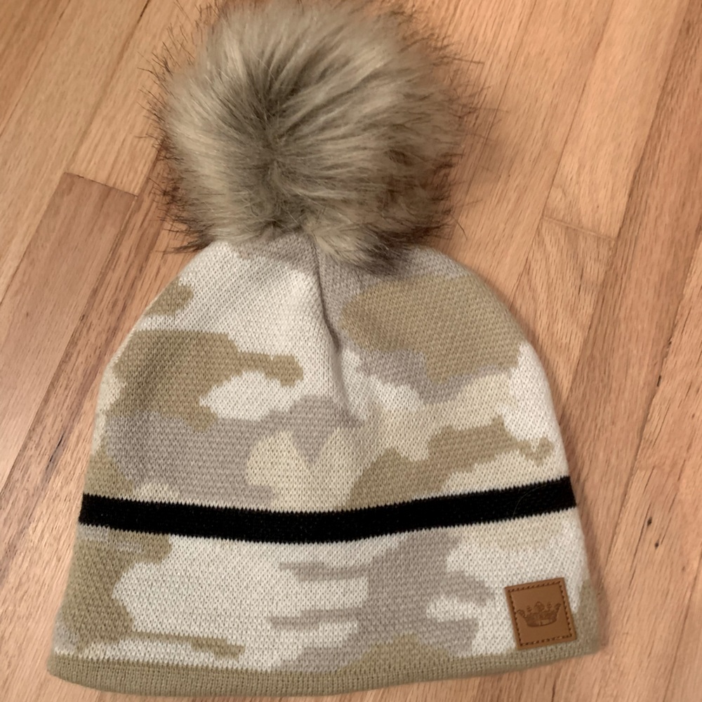 New without tags Panache Faux-fur Winter Pom